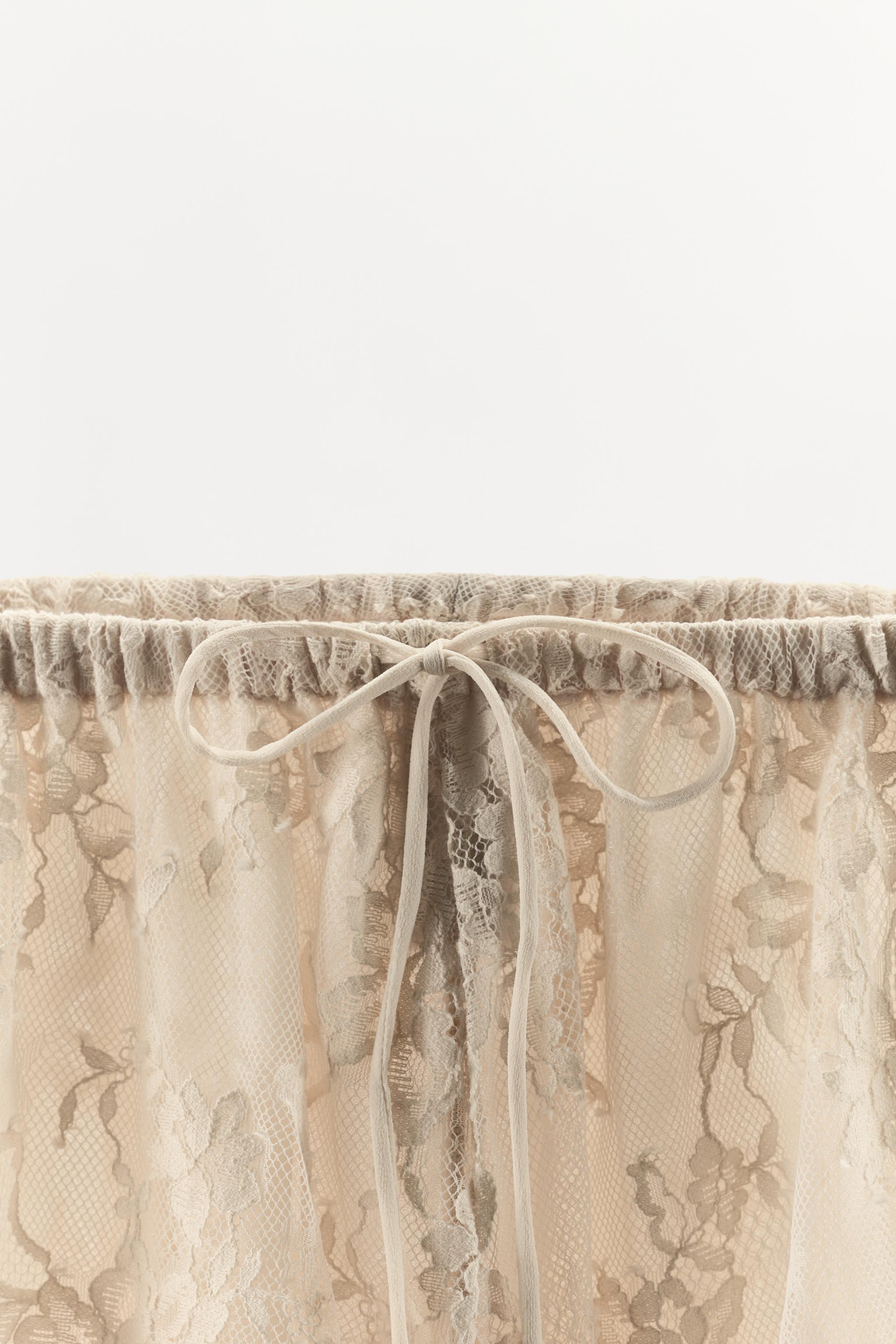 SHORT BOUFFANT EN DENTELLE